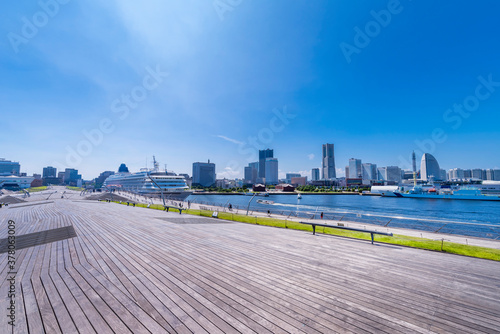 横浜大さん橋と横浜みなとみらいの風景