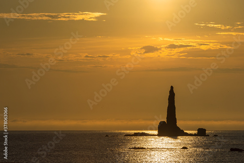 朝日を浴びて輝くローソク岩 / 北海道 余市町の観光イメージ
