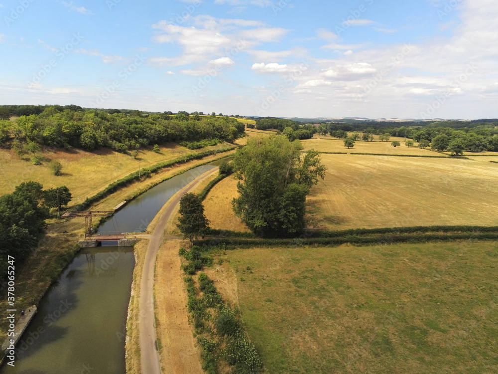 Canal du nivernais en Bourgogne, vue aérienne