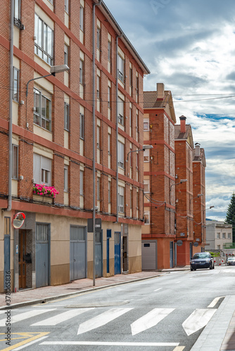 edificios humildes en zonas periféricas de las ciudades