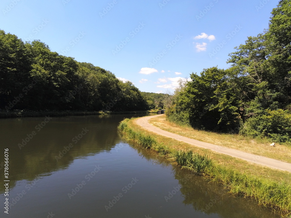 Fototapeta premium Route le long du canal du nivernais en Bourgogne
