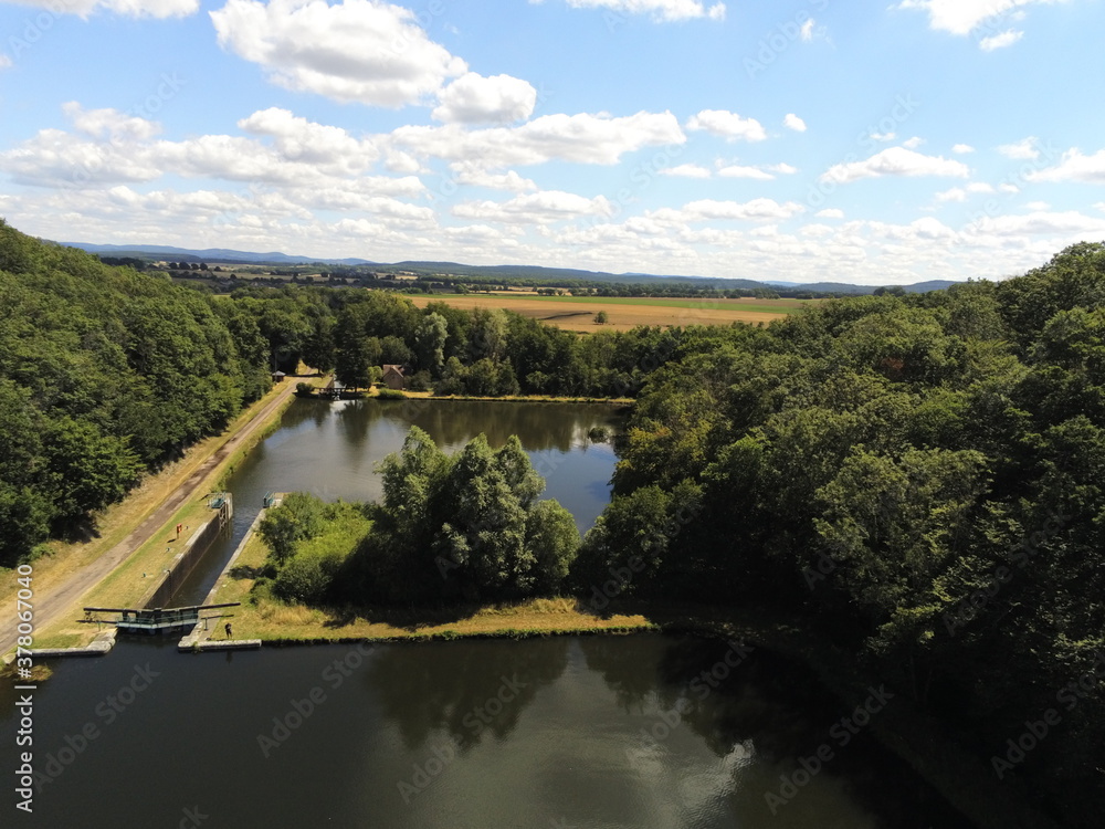 Obraz premium Bassin du canal du nivernais en Bourgogne, vue aérienne