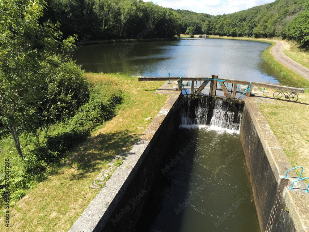 Ecluse du canal du nivernais, Bourgogne