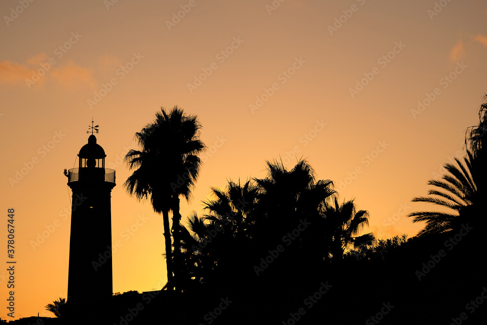 Atardecer a los pies del faro de Vilanova i la Geltrú