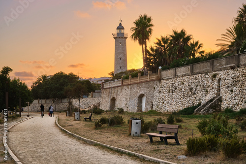 Fototapeta Naklejka Na Ścianę i Meble -  Atardecer a los pies del faro de Vilanova i la Geltrú