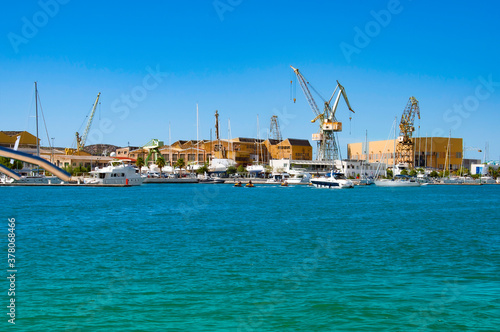 Fototapeta Naklejka Na Ścianę i Meble -  Trogir Chorwacja widok na  marinę i stocznię miasta. Błękit morza Adriatyckiego z jachtami i łodziami przy brzegu.