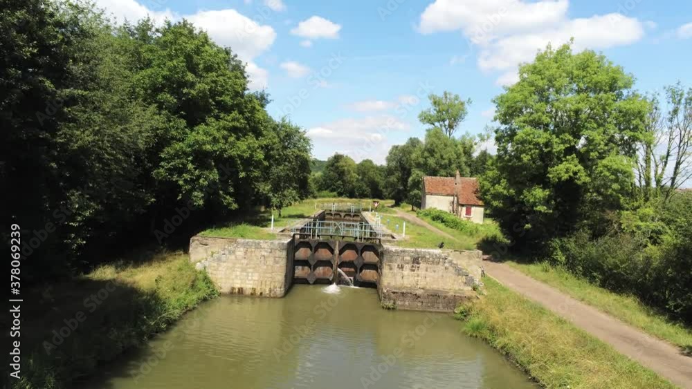 Ecluse du canal du nivernais en Bourgogne Ecluse du canal du nivernais en Bourgogne