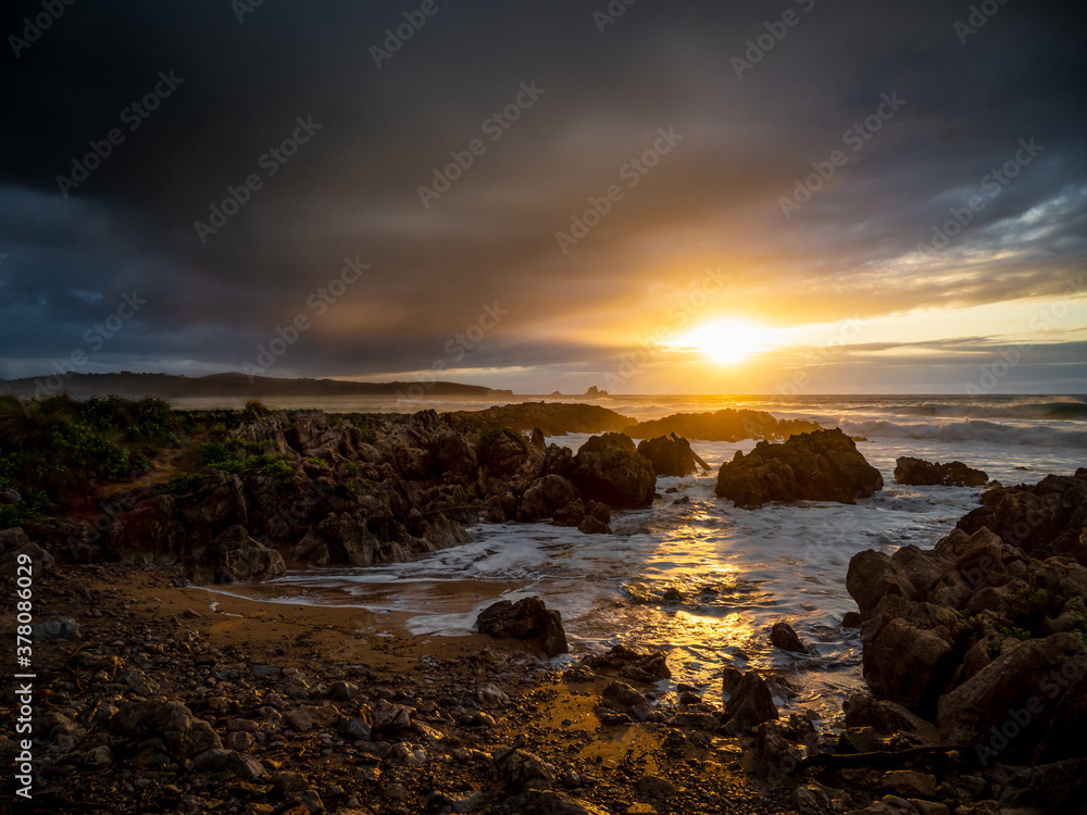 Obraz premium cloudy sunset on liencres beach (Cantabria - Spain) - coastal landscape - no stress and relax concept