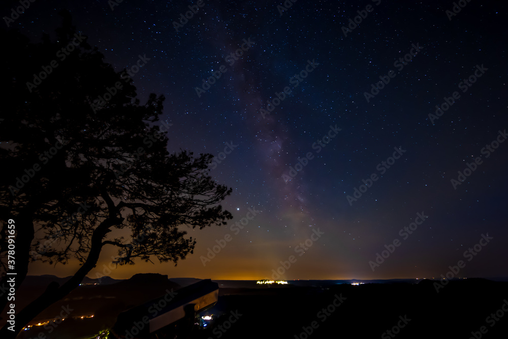 Milchstraße über der Festung Königstein in der Felsenlandschaft der Sächsischen Schweiz