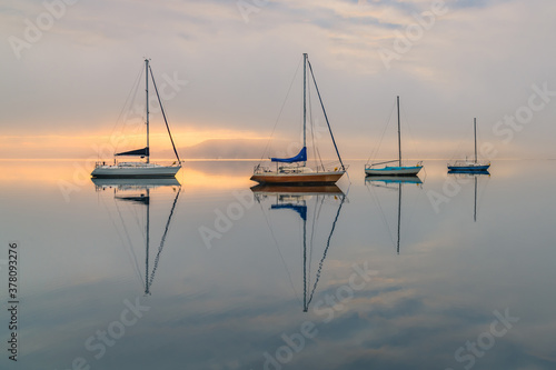 Foto Misty Morning with Boats and Reflections on the Bay