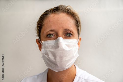 Portrait d'une jeune femme du personnel médical portant un masque