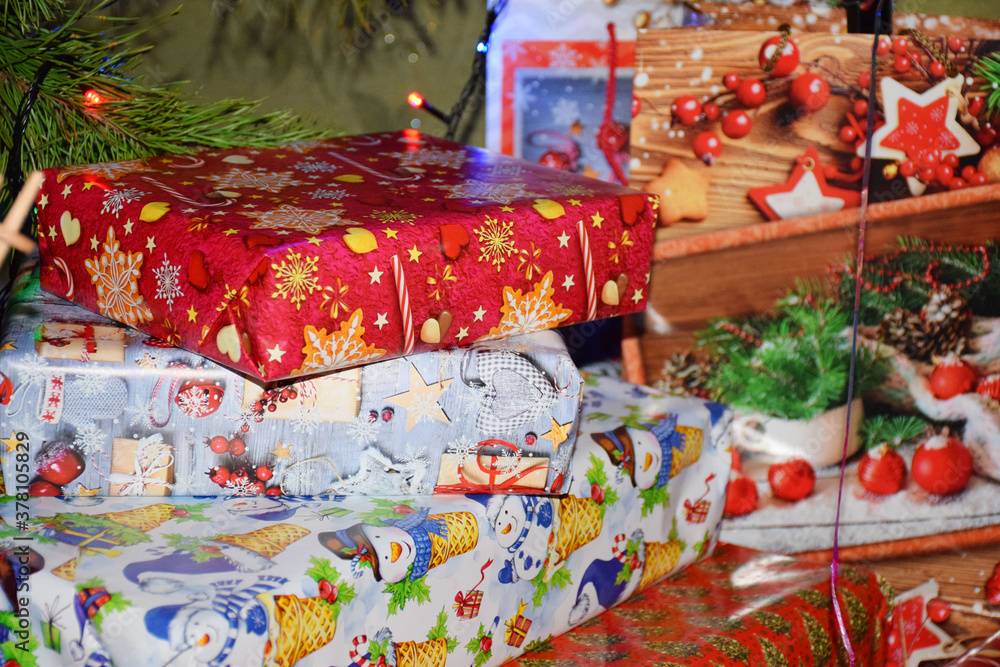 Fototapeta premium Santa Claus with gifts under the Christmas tree
