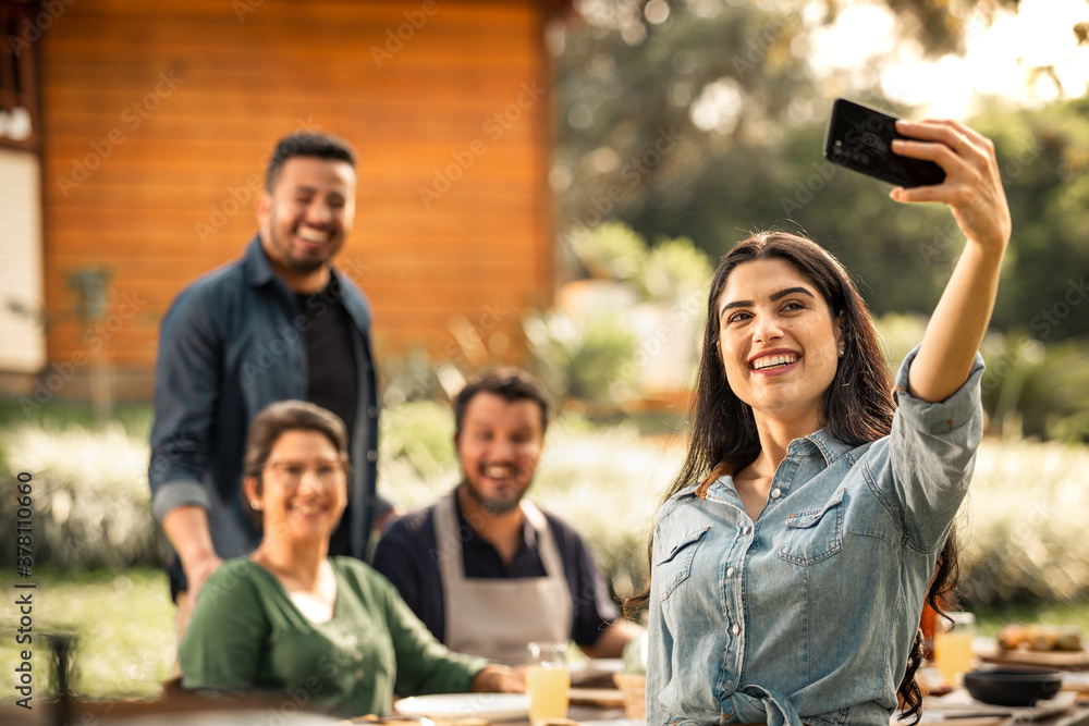 Obraz premium Selfie em família ao ar livre
