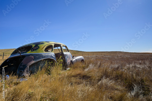 Fototapeta Naklejka Na Ścianę i Meble -  Abandoned old car on the prairies