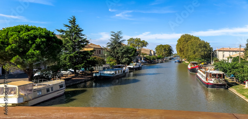 Obraz na płótnie Artificial canal for navigation, with several moored boathouses, commune of Homp