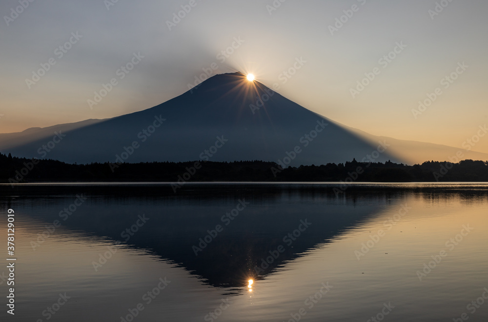 田貫湖から夜明けの富士山