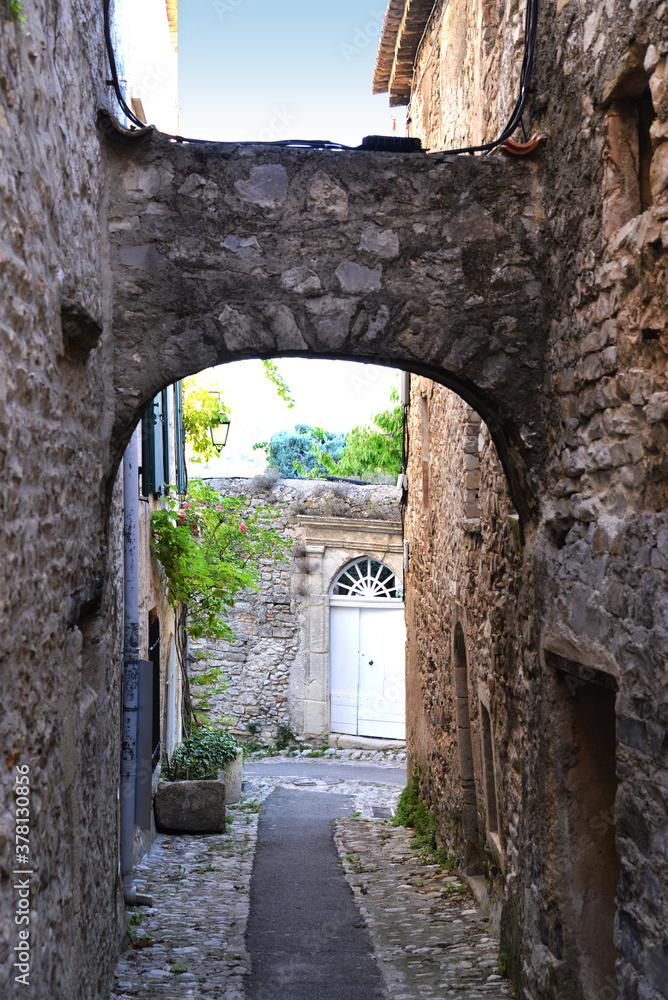 Vaison-la-romaine. Arche. Cité médiévale. Medieval city. South of France. Provence. Vaucluse.
