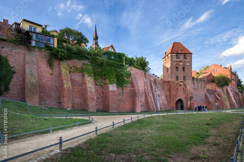Stadtmauer und Stadttor mittelalterlich photo