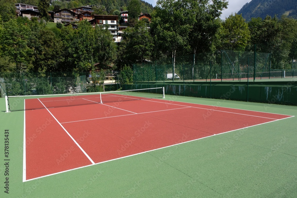 Court de tennis synthétique vert et rouge