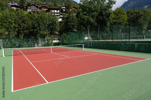 Court de tennis synthétique vert et rouge © Richard Villalon