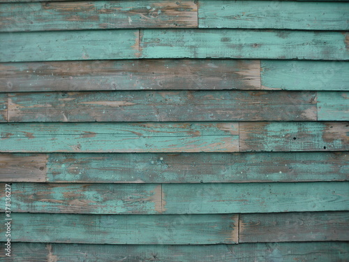 塗装の剥げた緑の板壁