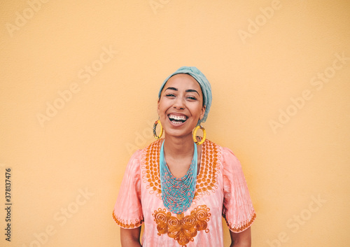 Fotografia Portrait of happy african woman laughing while wearing traditional dress