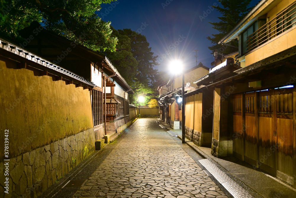 金沢の武家屋敷通りの夜景　Beautiful night view of a traditional Japanese building street