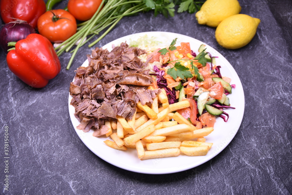 Döner Teller, Tabakta Döner, mit Pommes und Salat Döner Teller, Tabakta Döner, mit Pommes und Salat