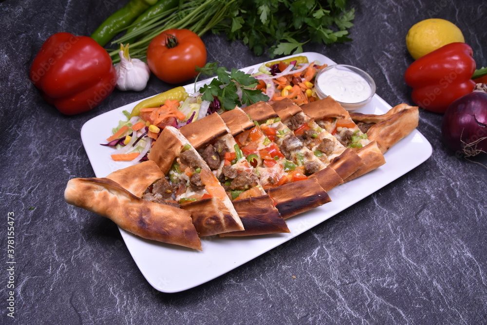 Etli pide, Pide mit fleisch Etli pide, Pide mit fleisch