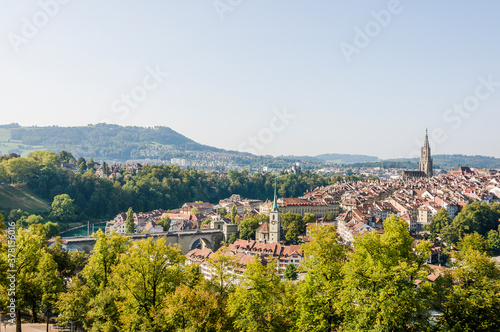 Bern, Stadt, Altstadt, Münster, Nydeggkirche, Altstadthäuser, Aussichtspunkt, Nydeggbrücke, Nydegg, Rosengarten, Gurten, Aare, Fluss, Sommer, Schweiz © bill_17