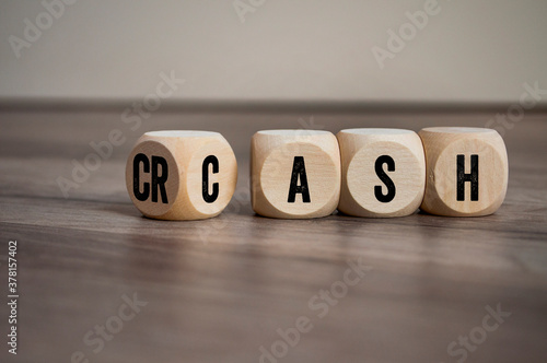 Cubes and dice with cash or crash © Stockwerk-Fotodesign