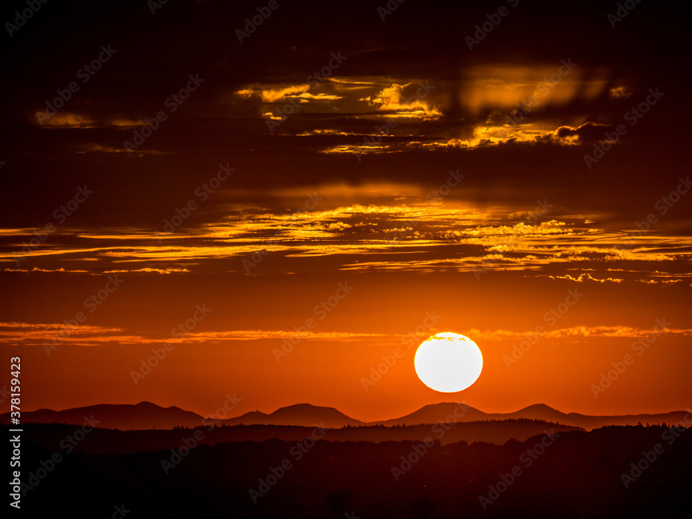 Sonnenuntergang hinter Hügelkette Sonnenuntergang hinter Hügelkette