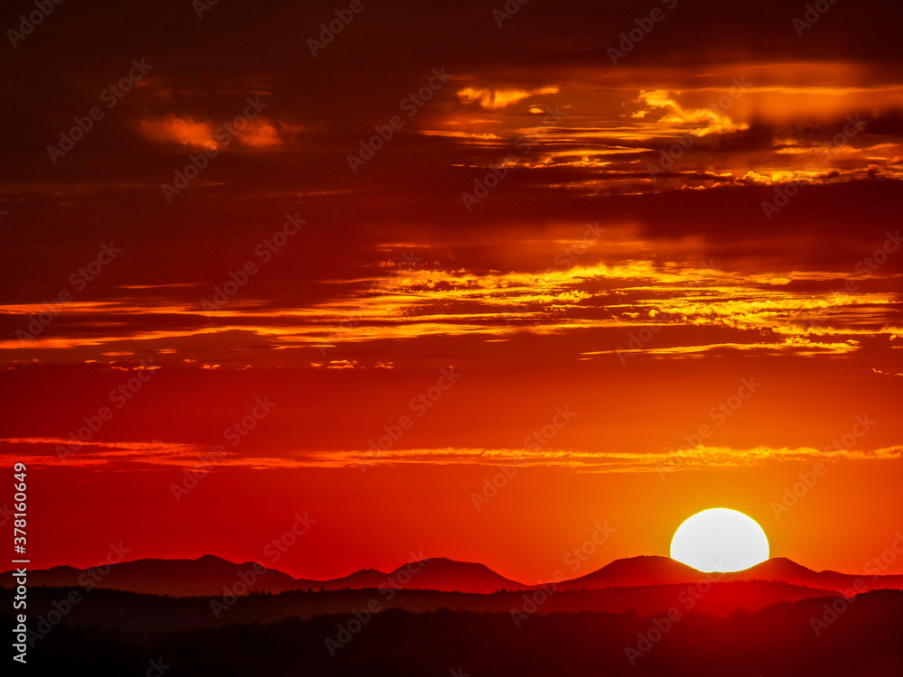 Fototapeta premium Sonnenuntergang hinter Hügelkette
