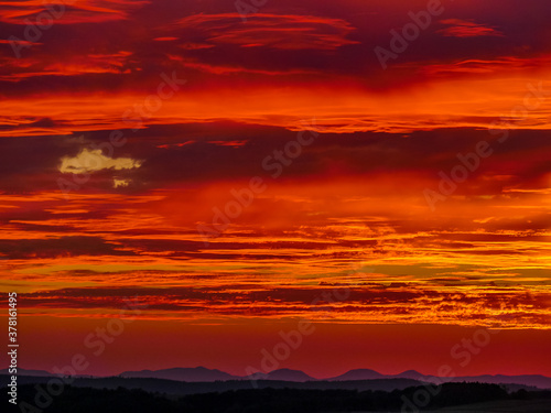 Sonnenuntergang hinter Hügelkette