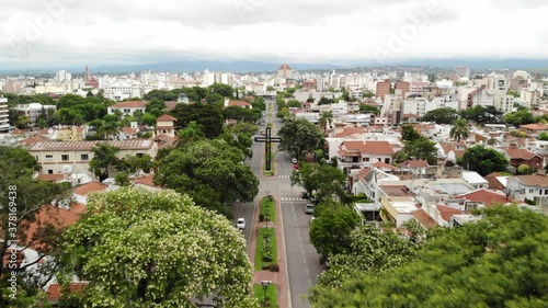 Vista aérea sobre Paseo Güemes en Salta Capital, Argentina. El drone volando al frente con un cielo nublado como fondo