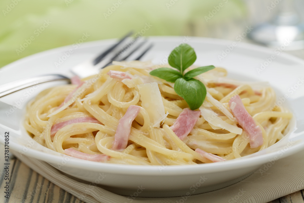Spaghetti in Schinken-Sahnesauce