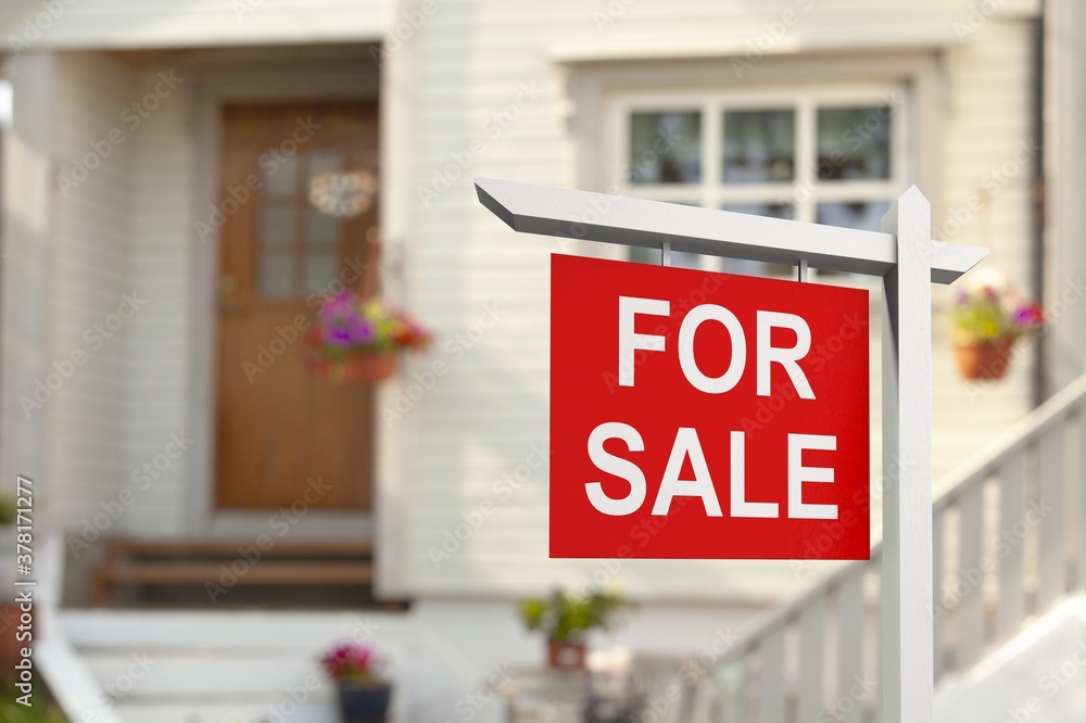 Naklejka premium Real estate sign in front of new house for sale