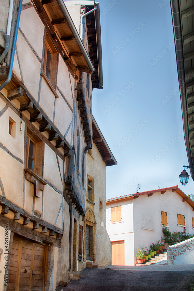 Casa y calle  vieja de la ciudad de roanne en francia