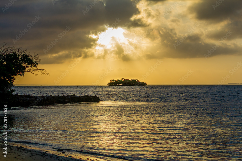 Fototapeta premium Amanecer en la isla