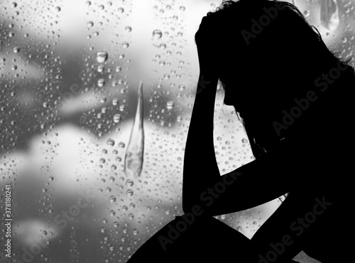 Tableau sur toile Silhouette of dark woman's head on window background