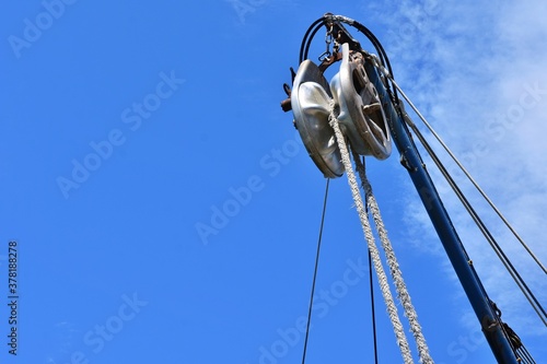 Принти на полотні Winch with rope on a blue sky background
