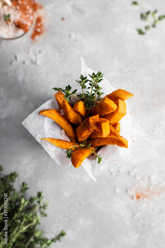 Baked sweet potato with thyme 