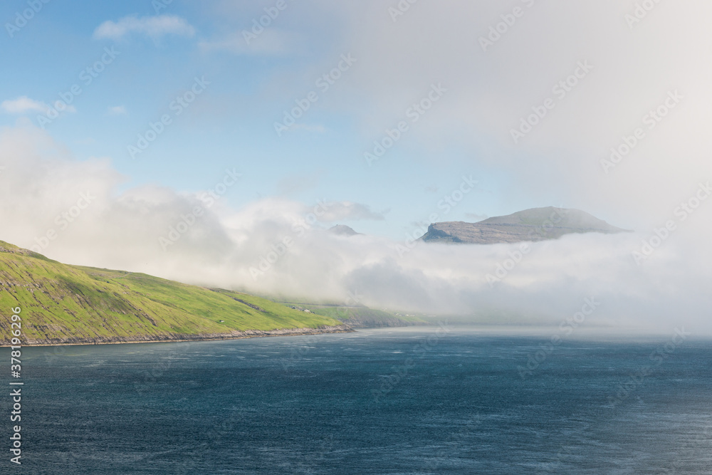Nebel zieht über die Inseln der Färöer im Sommer.