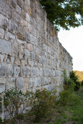 Mittelalterliche hohe Steinmauer einer Burg © kasparart