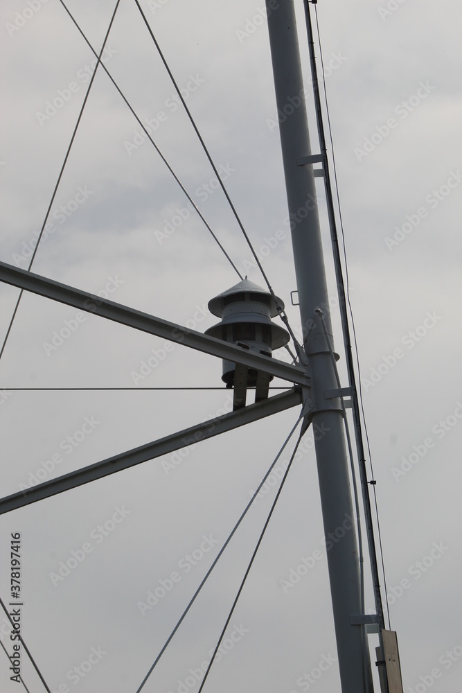 Obraz premium Tornado siren attached to water tower in small Kansas town