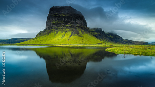 Montagne Lomagnupur et son reflet en Islande photo