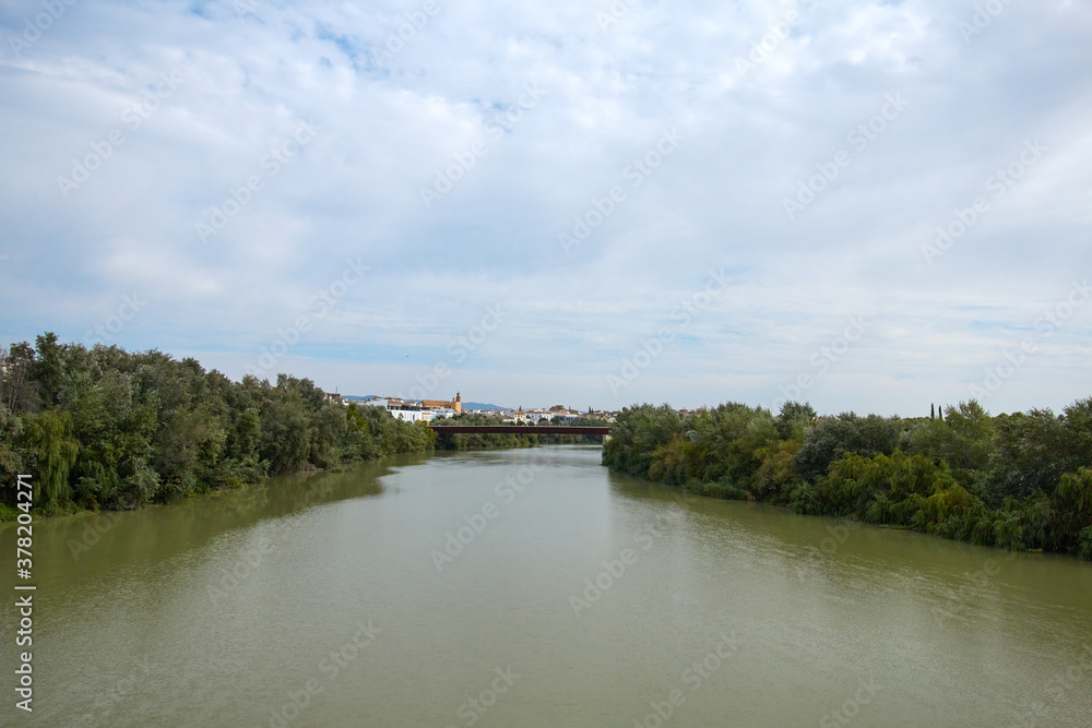 La calma del río atrae el placer de la serenidad