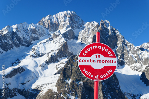 Konstfotografi Mont Blanc mountain view from Comba Moretta piste in Courmayeur ski resort