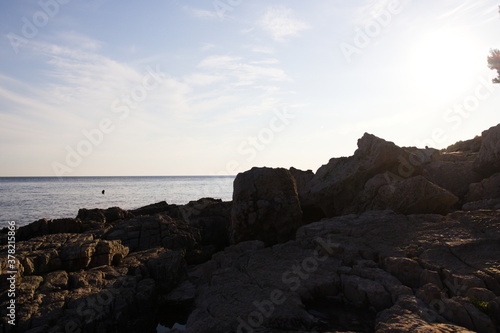 Vue sur la mer adriatique depuis la plage rocheuse près de Pula en Croatie lors d'un coucher de soleil