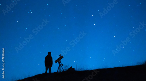 Quadro em tela Astronomer observing the immensity of the universe and the stars